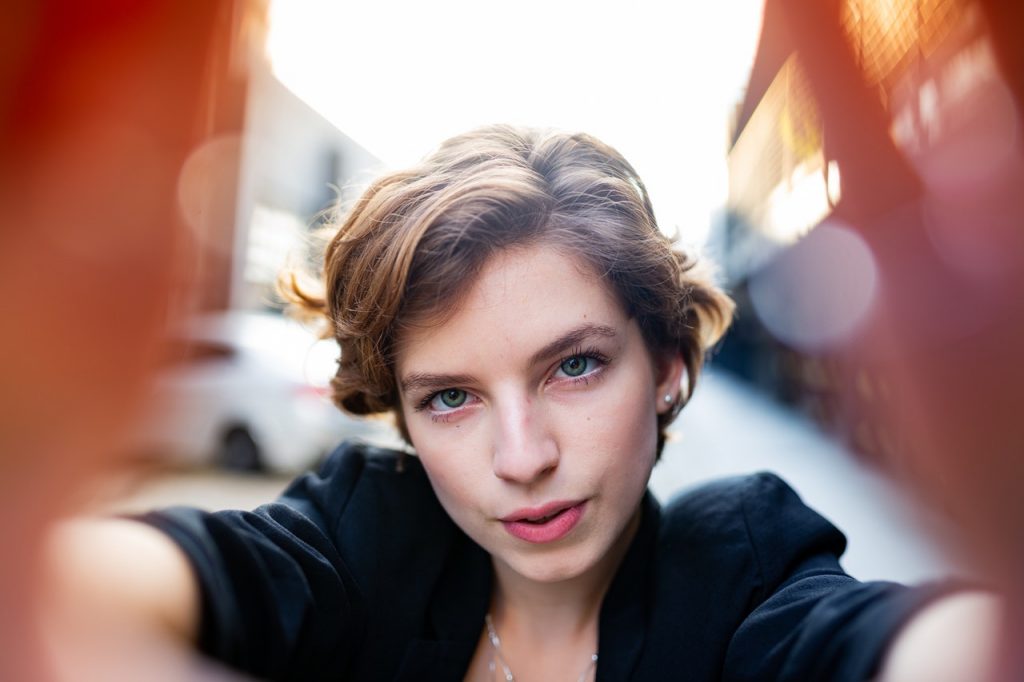 comment coiffer des cheveux courts avec des vagues vintage
