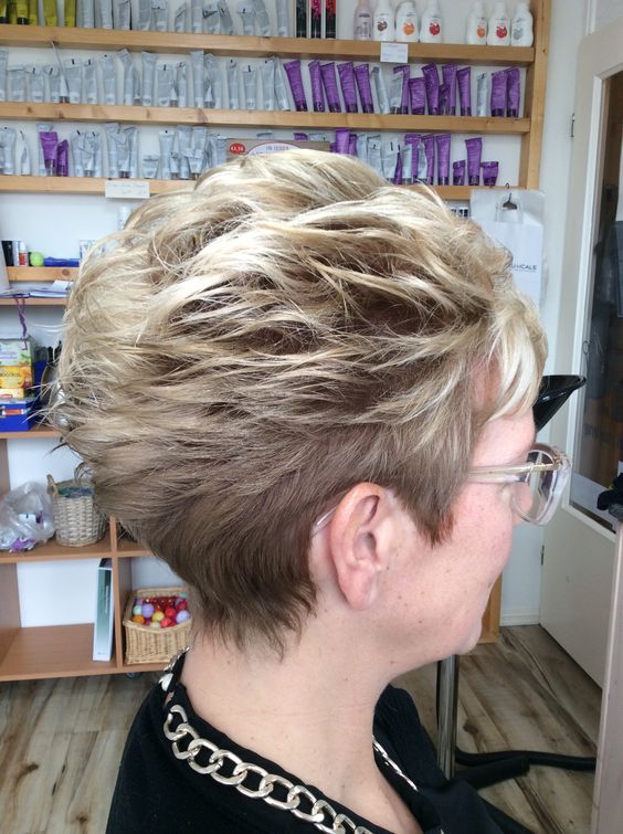 comment coiffer des cheveux courts en les lissant sur les côtés